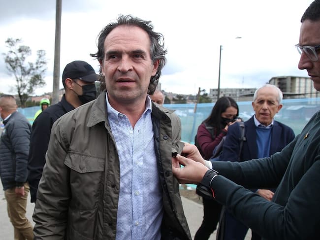 Federico Gutiérrez: “le quiero preguntar a Petro si fue él quien mandó a instalar el micrófono”. Foto: Colprensa.