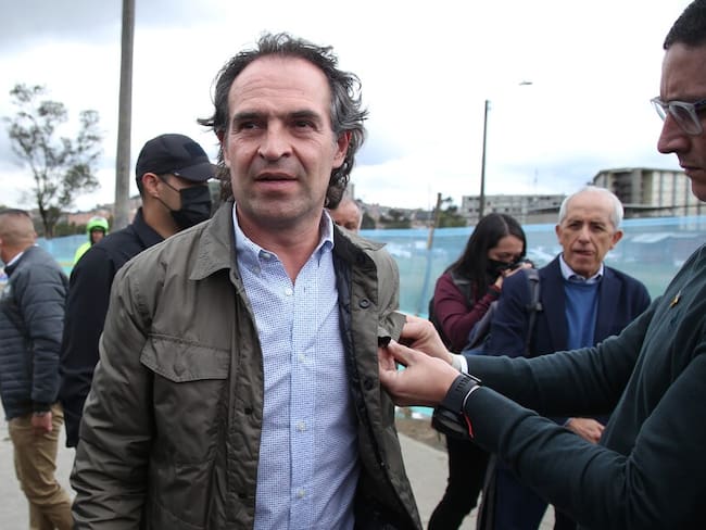 Federico Gutiérrez: “le quiero preguntar a Petro si fue él quien mandó a instalar el micrófono”. Foto: Colprensa.