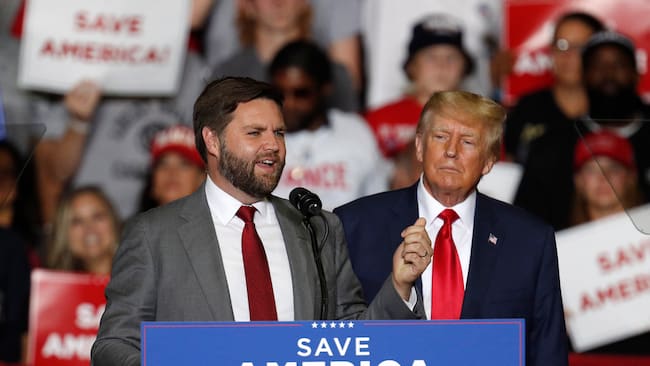 EA7071. YOUNGSTOWN (ESTADOS UNIDOS), 15/07/2024.- Fotografía de archivo en donde a parece Ohio J.D. Vance (i), candidato republicano al Senado de Estados Unidos por Ohio, junto al expresidente estadounidense Donald Trump (2017-2021) (d), en el Covelli Centre de Youngstown, el 17 de septiembre del 2022, Ohio (Estados Unidos). Trump eligió este lunes como su candidato a vicepresidente al senador de Ohio J.D. Vance, un joven de 39 años que además de político también es empresario y escritor. EFE/EPA/DAVID MAXWELL