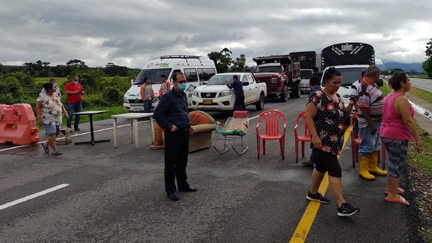 Charly Quiroga, otro de los afectados, dijo que le prometieron que sobre las 7:00 a.m. de este 3 de noviembre llegará la Ani para mermar la situación. Foto: Proporcionada por Melissa Múnera