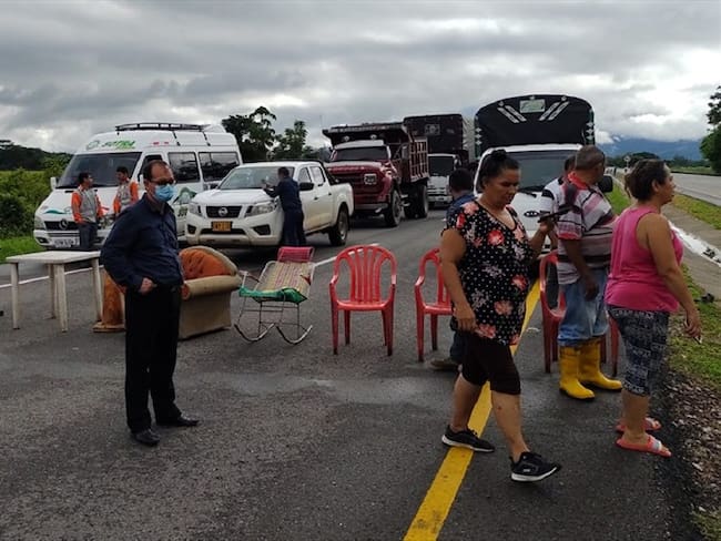 Charly Quiroga, otro de los afectados, dijo que le prometieron que sobre las 7:00 a.m. de este 3 de noviembre llegará la Ani para mermar la situación. Foto: Proporcionada por Melissa Múnera