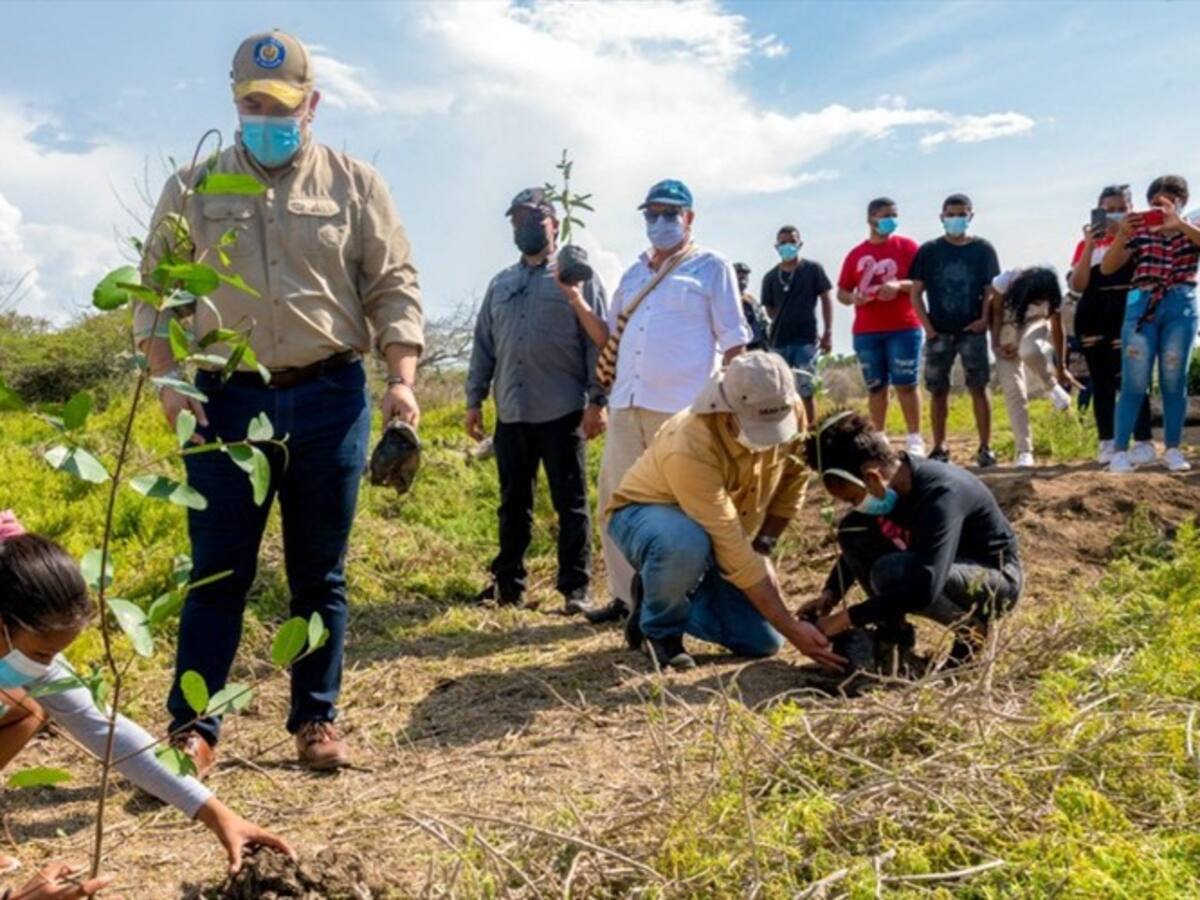 Presidente Duque visita a indígenas de la Sierra y promete plantar 700 mil árboles