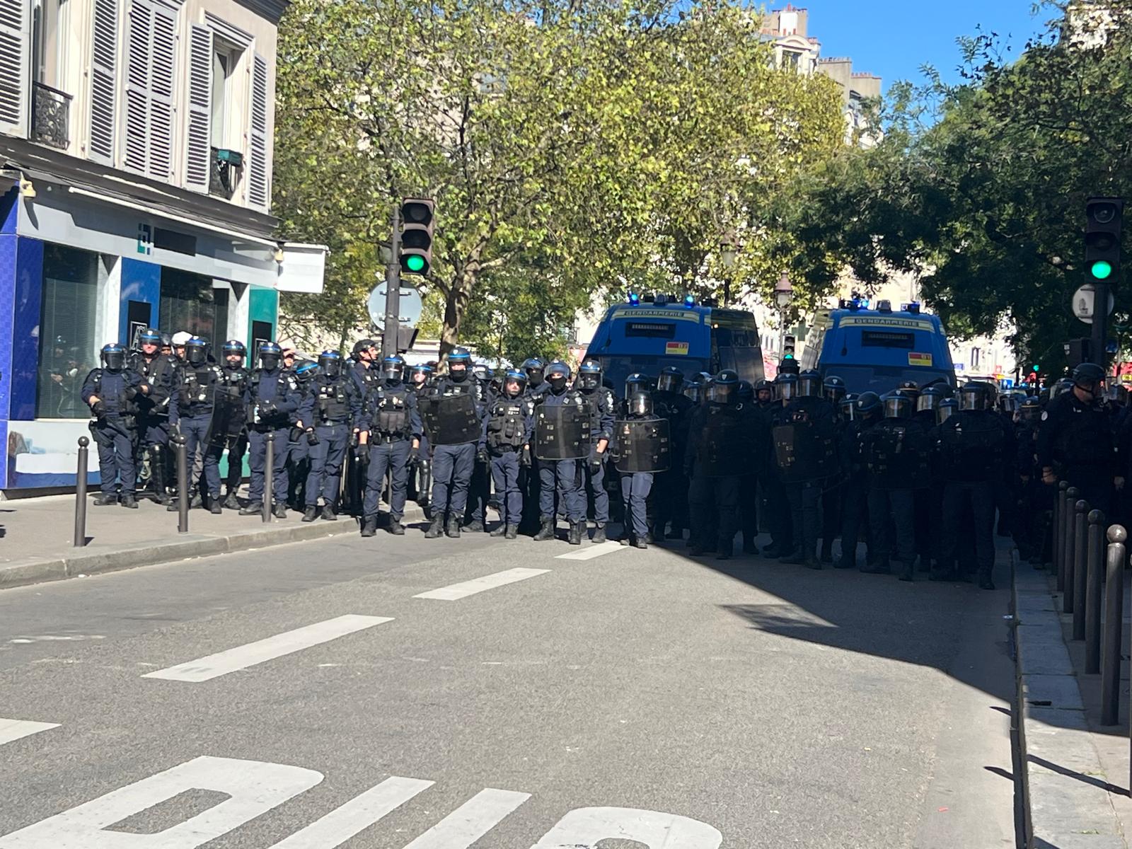 Escuadrones antidisturbios en París. Foto: W Radio