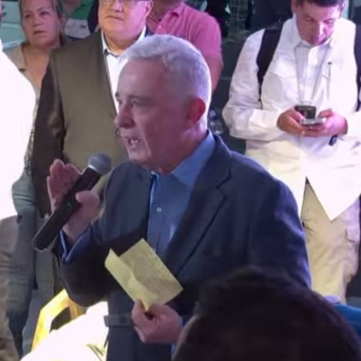 “Era una manta para tapar un desastre”: Álvaro Uribe tras hundimiento de la consulta popular