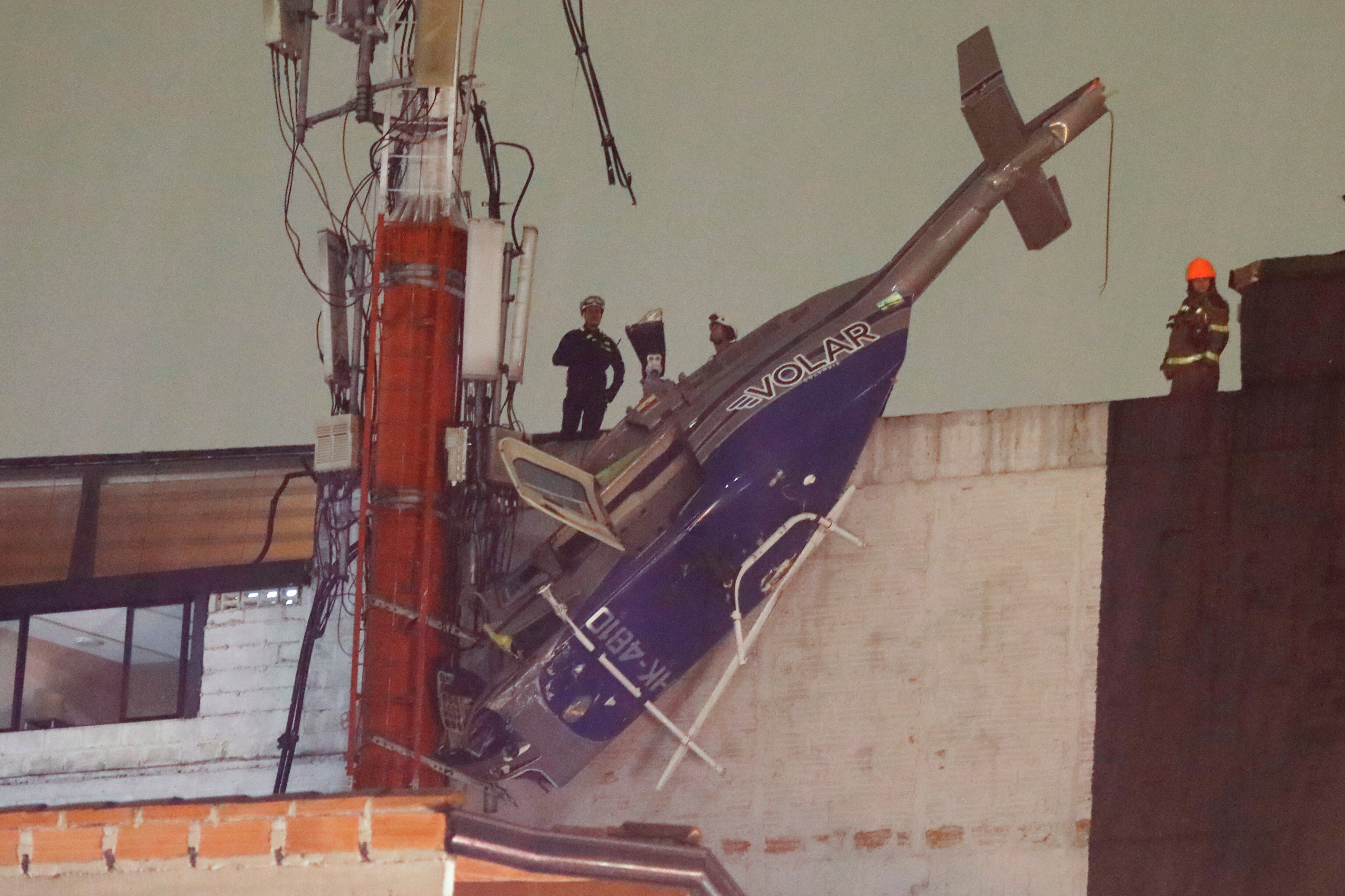 Helicoptero que cayó en un edificio del barrio Manrique, Medellín | Foto: EFE