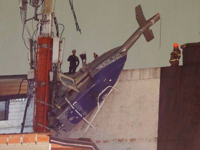 Helicoptero que cayó en un edificio del barrio Manrique, Medellín | Foto: EFE