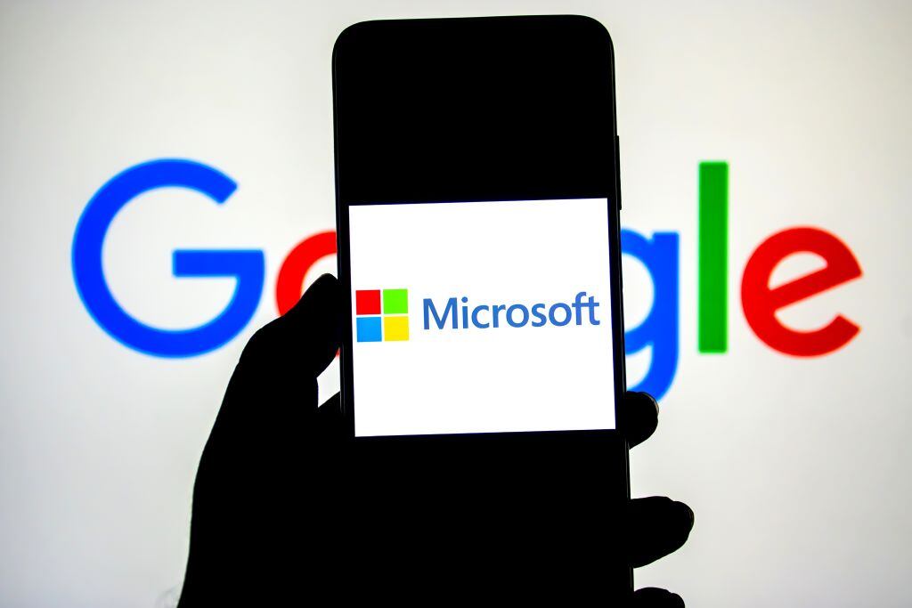 Logo de Google y Microsoft. I Foto: Illustration by Avishek Das/SOPA Images/LightRocket via Getty Images.