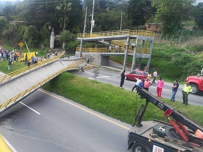 Caída de puente peatonal generó cierre parcial de vía Bogotá-Cundinamarca. Foto: Colprensa