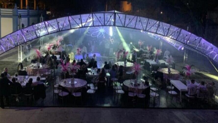 La jefe de la Oficina Territorial zona centro del departamento celebró los 15 años de su hija en Tuluá, con una megafiesta en la que se incumplían los protocolos de bioseguridad. . Foto: Cortesía Lina Segura Moyano