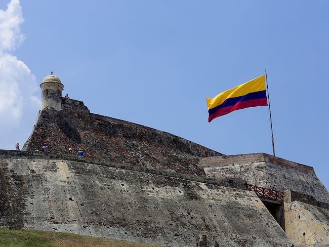 Capturaron a dos extranjeros que pintaron paredes del Castillo San Felipe de Barajas con aerosol