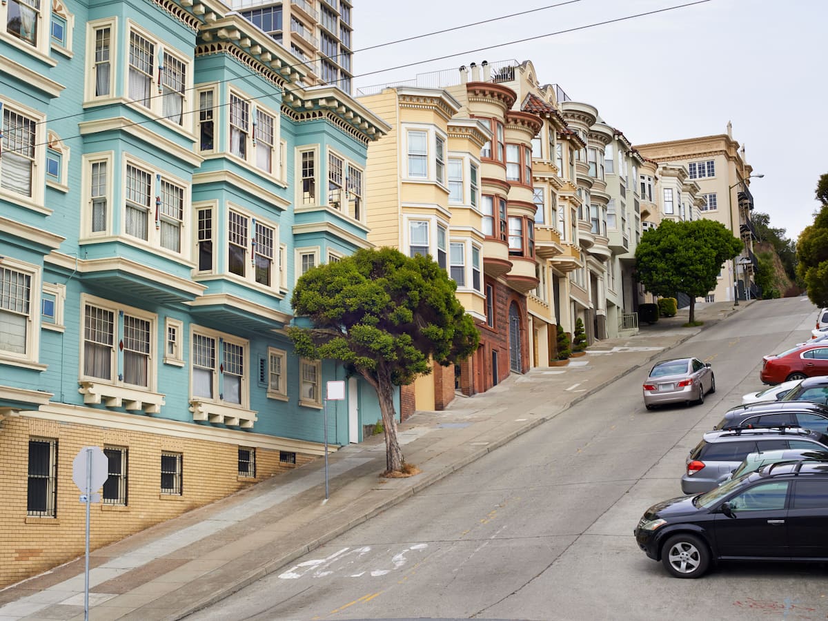 Así debe arrancar un carro en subida si se le apaga: pilas a estos consejos