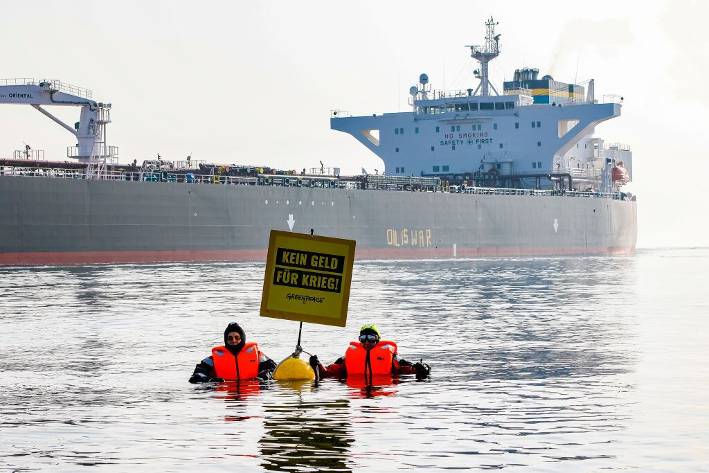 Activistas de la organización medioambiental Greenpeace se manifiestan en el Mar Báltico frente a un barco que transporta petróleo ruso. (Photo by Frank Molter/picture alliance via Getty Images)