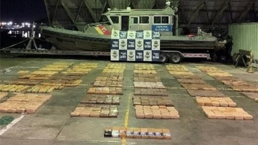 Los tres hombres que iban a bordo de la nave, un ciudadano ecuatoriano y dos colombianos, fueron capturados. Foto: Comunicaciones FGN Cali