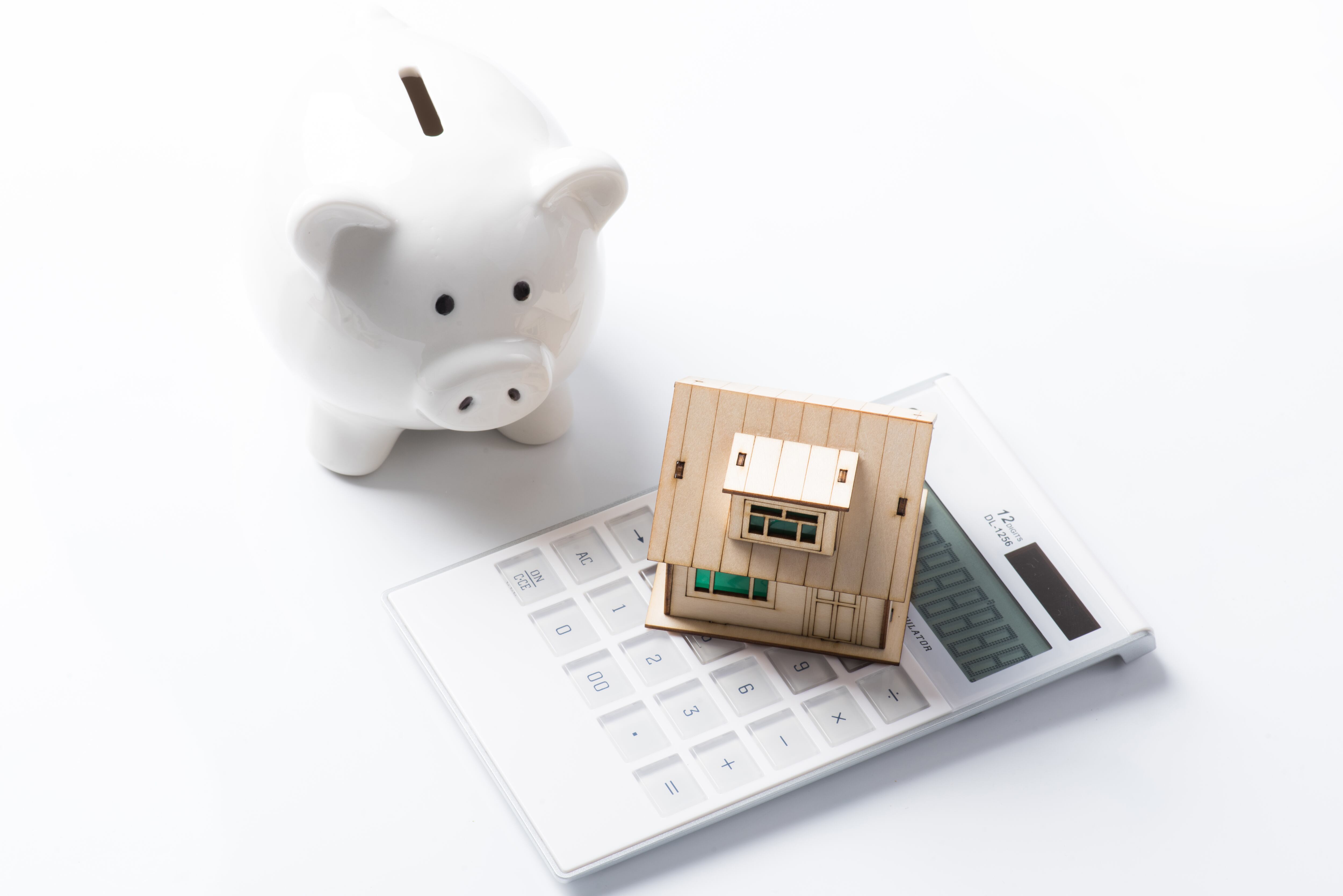 Imagen de referencia de una vivienda y alcancía. Foto: Getty Images / Jason Marz