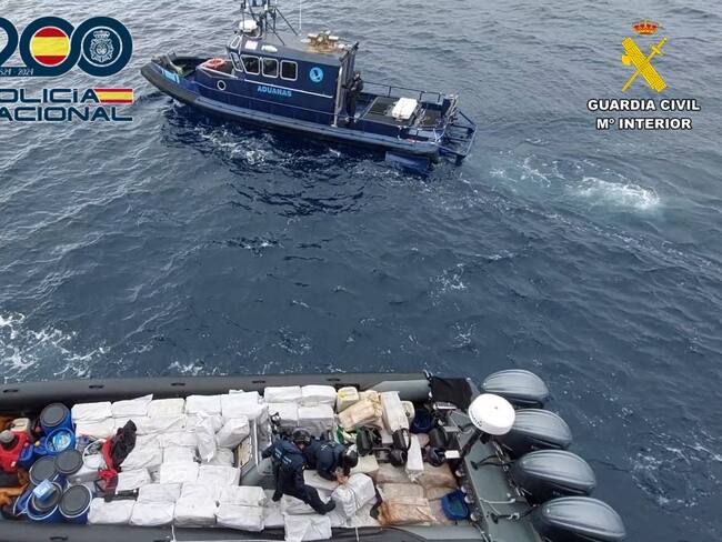 GRAF4468. MADRID, 15/02/2024.-El Servicio de Vigilancia Aduanera de la Agencia Tributaria, en una operación conjunta con la Guardia Civil y la Policía Nacional, ha interceptado a 500 millas náuticas al sur de las islas Canarias una embarcación semirrígida cuando transportaba aproximadamente 4.350 kilos de cocaína. El Servicio de Vigilancia Aduanera de la Agencia Tributaria, en una operación conjunta con la Guardia Civil y la Policía Nacional.-EFE/Servicio de Vigilancia Aduanera Agencia Tributaria/Guardia Civil/Policía Nacional***SOLO USO EDITORIAL/SOLO DISPONIBLE PARA ILUSTRAR LA NOTICIA QUE ACOMPAÑA (CRÉDITO OBLIGATORIO)***