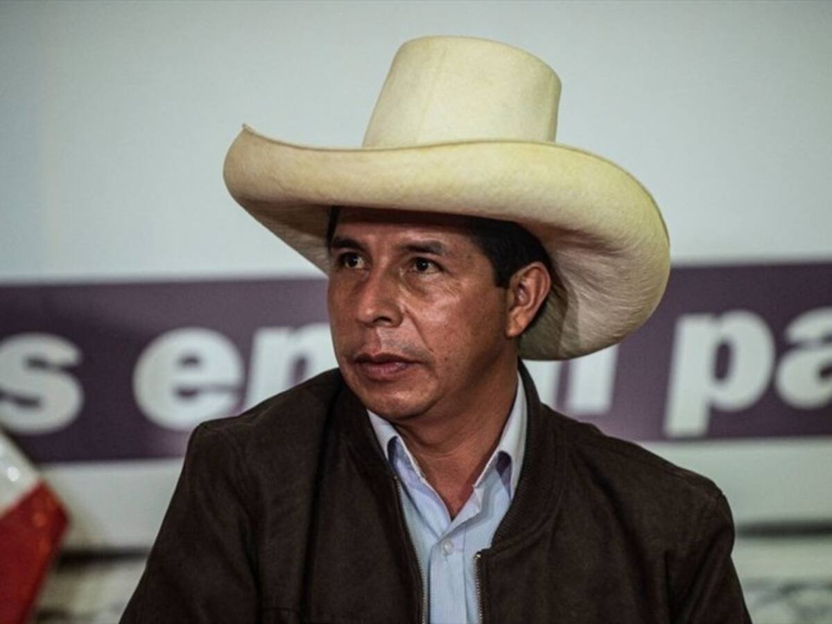 Presidente de Perú renunció al partido que lo llevó al Gobierno