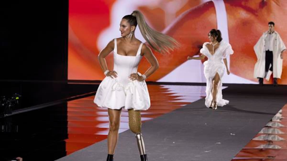 Video: Daniela Álvarez brilló durante su pasarela en la Fashion Week de París