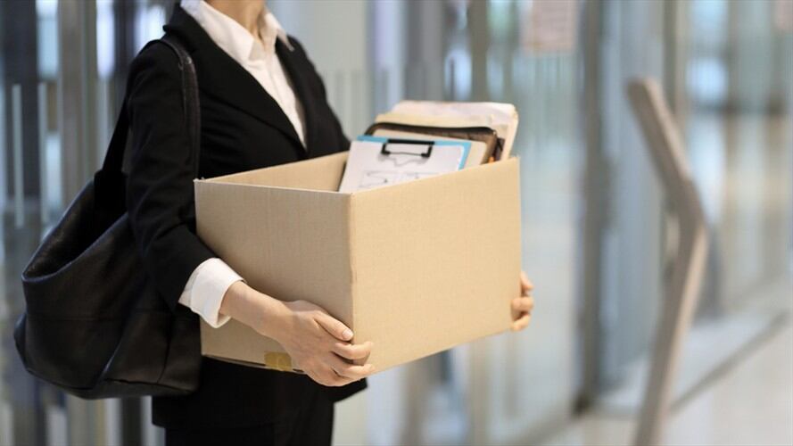 En febrero, por cada dos hombres que perdieron su empleo, lo hicieron a su vez tres mujeres. Foto: Getty Images / RUNSTUDIO