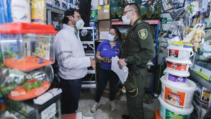 Sancionan a los dueños de cuatro locales comerciales de la Plaza de Mercado del barrio Restrepo. Foto: Cortesía Alcaldía de Bogotá