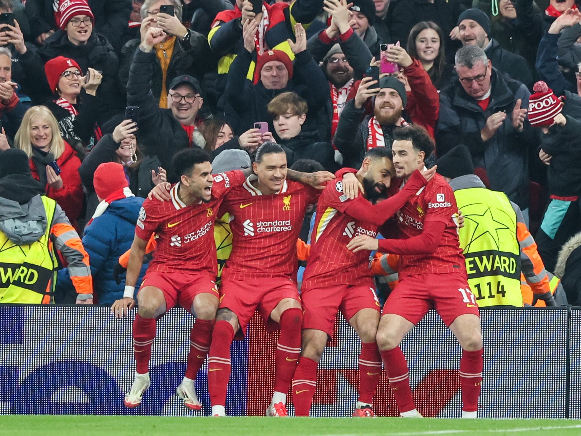 Luis Díaz festeja uno de los goles del Liverpool junto a Núñez, Salah y Jones. (Photo by Alex Dodd - CameraSport via Getty Images)