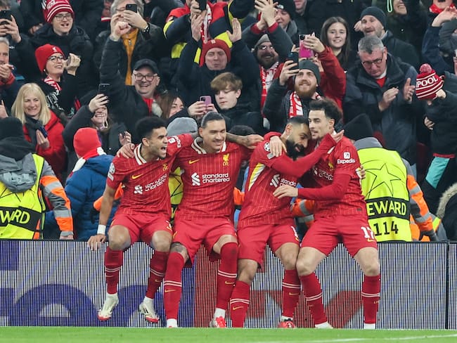 Luis Díaz festeja uno de los goles del Liverpool junto a Núñez, Salah y Jones. (Photo by Alex Dodd - CameraSport via Getty Images)