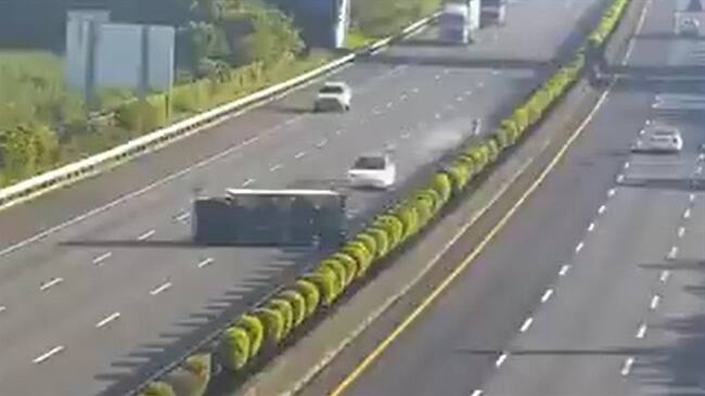Un Tesla Model 3 se chocó contra un camión que estaba volcado en la autopista de la ciudad.. Foto: Captura de Pantalla