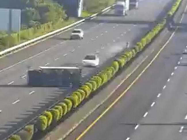 Un Tesla Model 3 se chocó contra un camión que estaba volcado en la autopista de la ciudad.. Foto: Captura de Pantalla