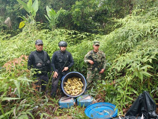 En la caleta encontraron minas antipersona y 40 kilogramos de una sustancia con características similares al ANFO. Foto: Ejército.
