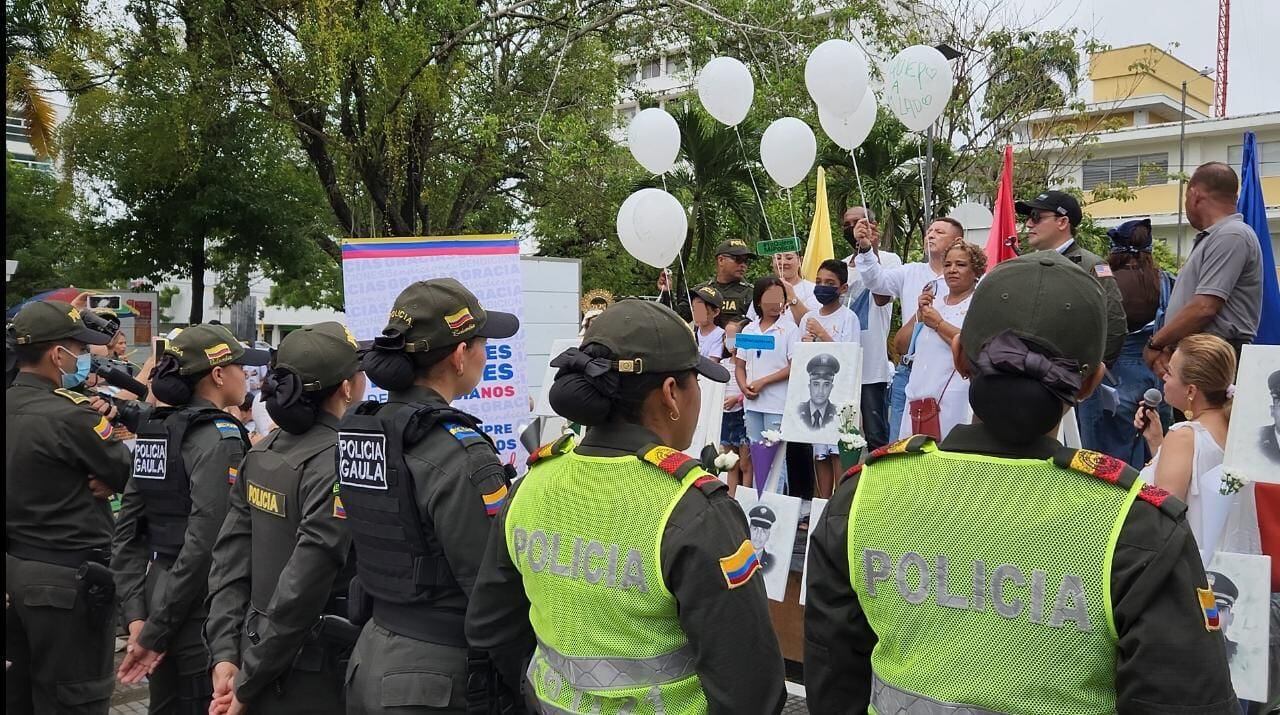 En Montería realizaron un plantón para rechazar ataques contra la fuerza pública. Foto: cortesía Policía Nacional.