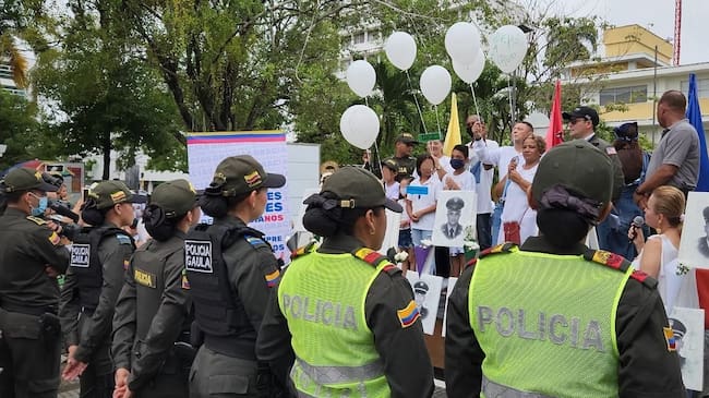 En Montería realizaron un plantón para rechazar ataques contra la fuerza pública. Foto: cortesía Policía Nacional.