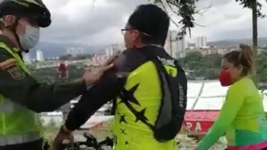 Altercado entre la Policía y un ciclista. Foto: Policía
