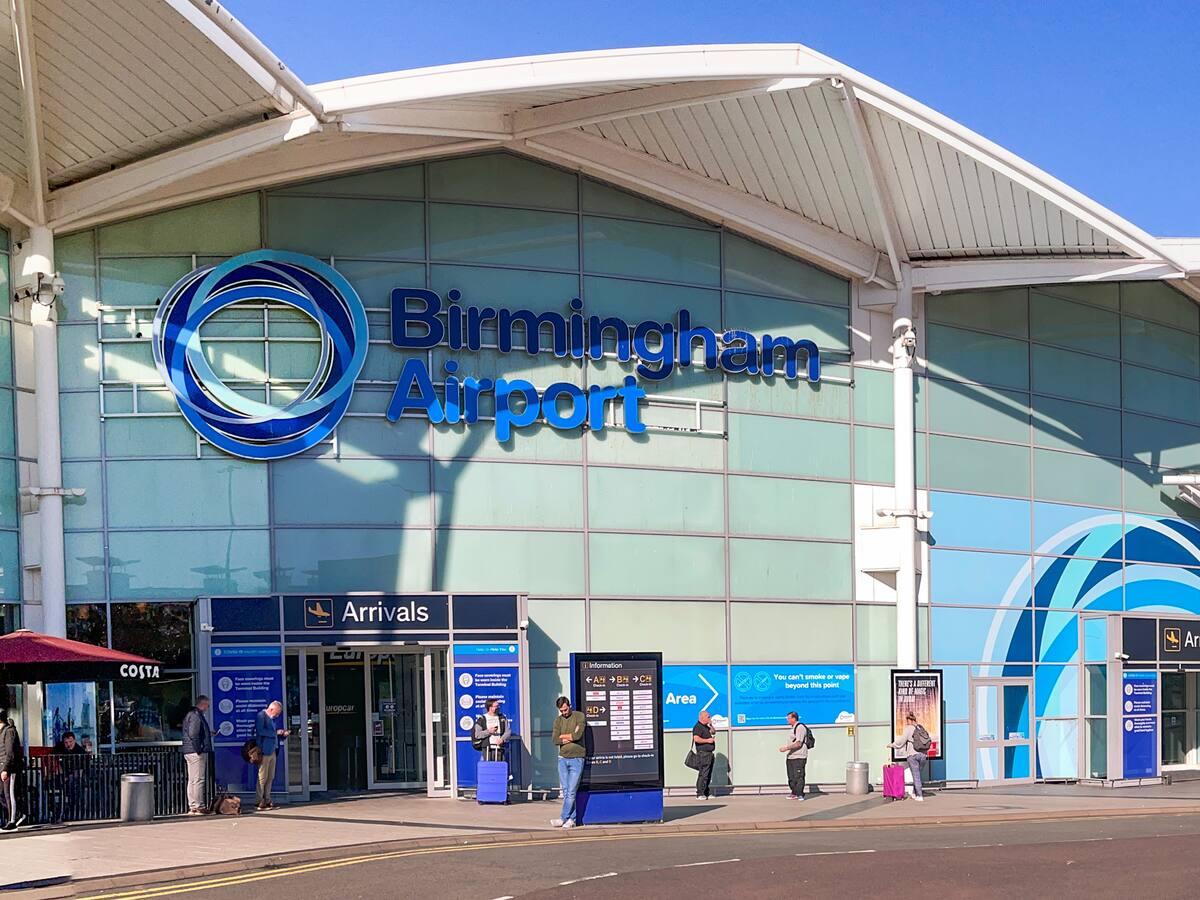 Aeropuerto inglés de Birmingham suspendió vuelos tras hallarse un vehículo sospechoso