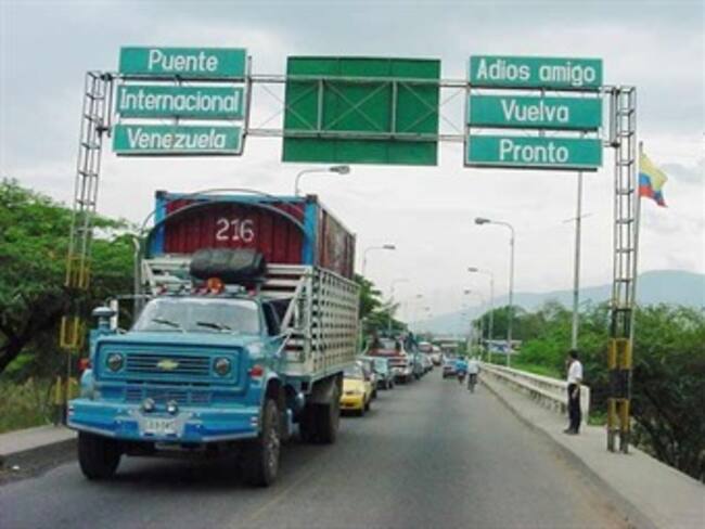 Colombia pide a Venezuela permitir paso de camiones, pese al cierre de la Frontera