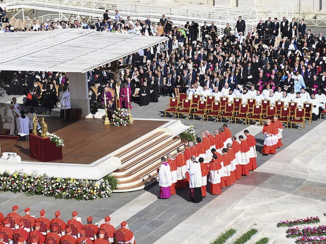 Cardenales en el Vaticano. Foto: Isabella Bonotto/Anadolu Agency via Getty Images.