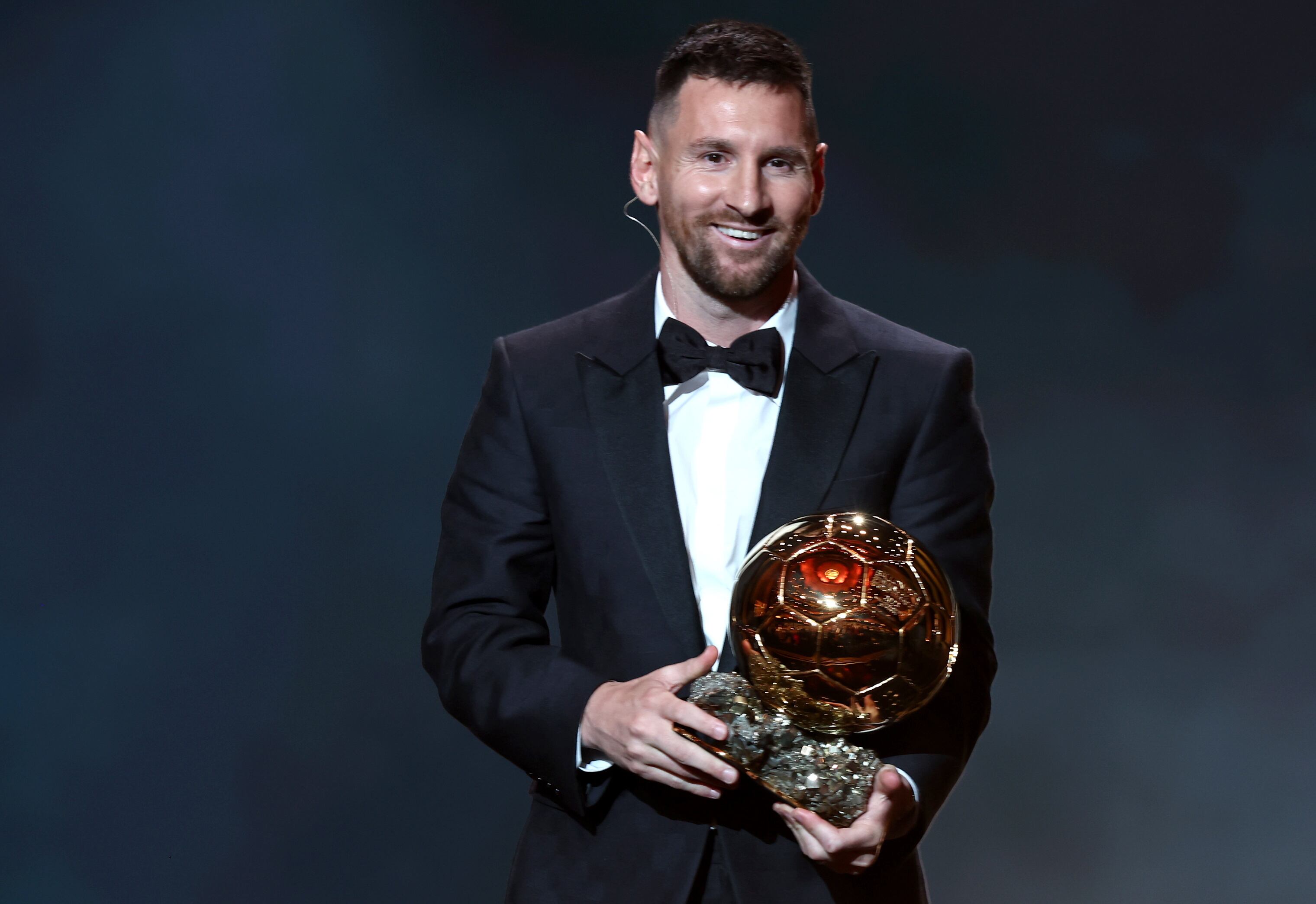 Paris (France), 30/10/2023.- Argentine international Lionel Messi wins the Ballon d'Or 2023 during the Ballon d'Or 2023 ceremony at the Theatre du Chatelet in Paris, France, 30 October 2023. (Francia) EFE/EPA/MOHAMMED BADRA