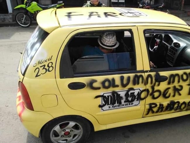 Con grafitis alusivos a la estructura Dagoberto Ramos fueron pintados un taxi y un vehículo de transporte de gas . Foto: