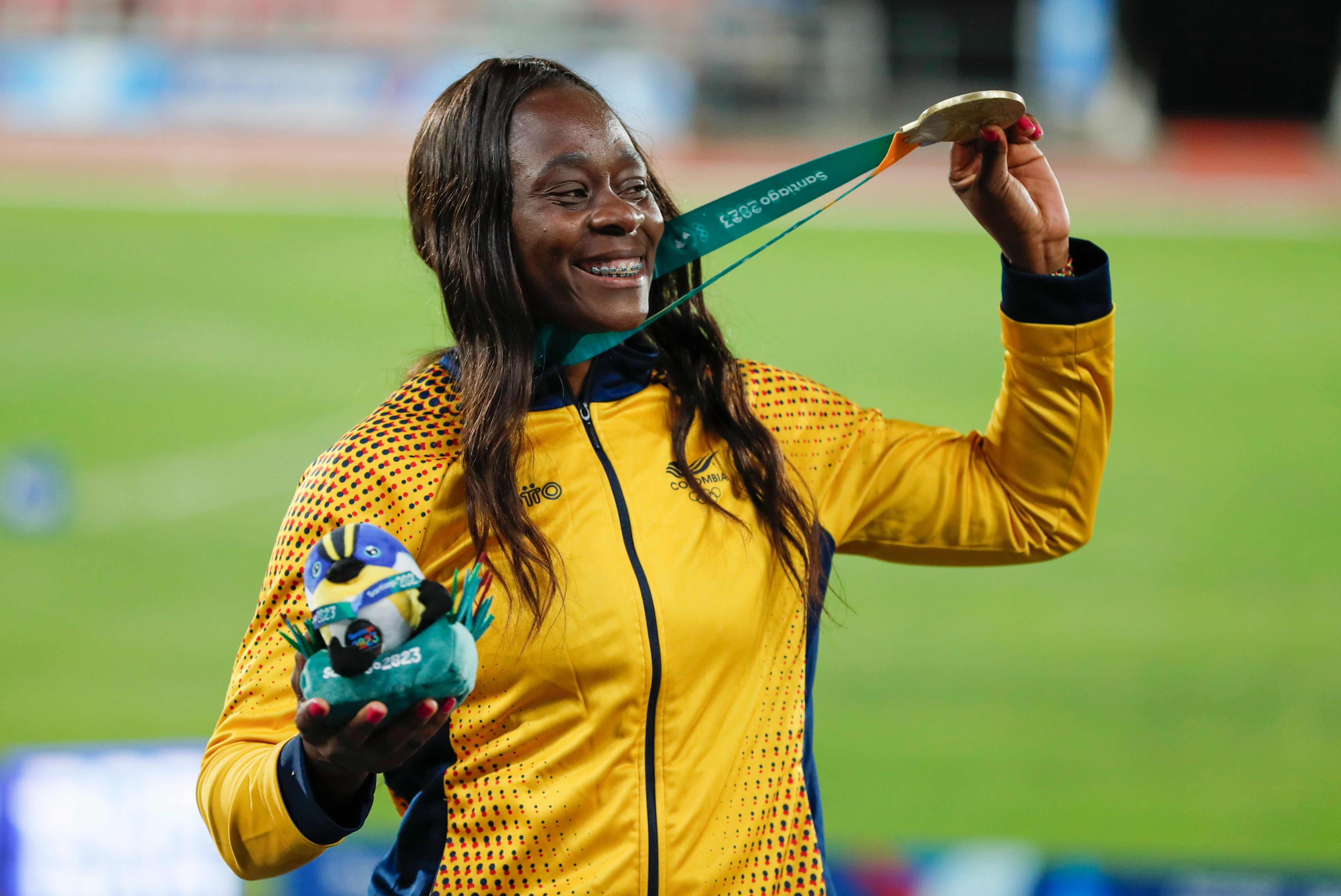 Flor Denis Ruiz de Colombia posa con la medalla de oro en lanzamiento de javalina hoy, durante los Juegos Panamericanos 2023 en el estadio Nacional en Santiago (Chile). EFE/ Ailen Díaz
