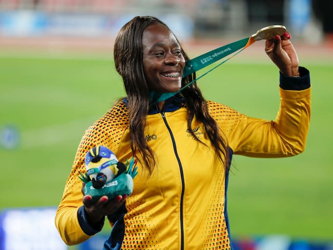 EVE4696. SANTIAGO (CHILE), 03/11/2023.- Flor Denis Ruiz de Colombia posa con la medalla de oro en lanzamiento de javalina hoy, durante los Juegos Panamericanos 2023 en el estadio Nacional en Santiago (Chile). EFE/ Ailen Díaz