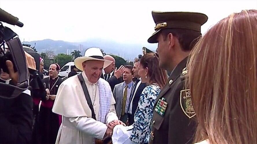 Francisco recibe poncho, carriel y sombrero paisa al llegar a Medellín. Foto: Colprensa