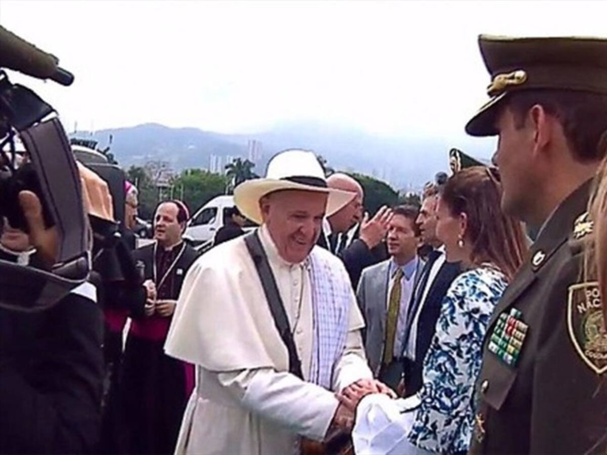 Francisco recibe poncho, carriel y sombrero paisa al llegar a Medellín