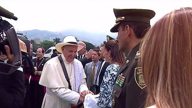 Francisco recibe poncho, carriel y sombrero paisa al llegar a Medellín. Foto: Colprensa