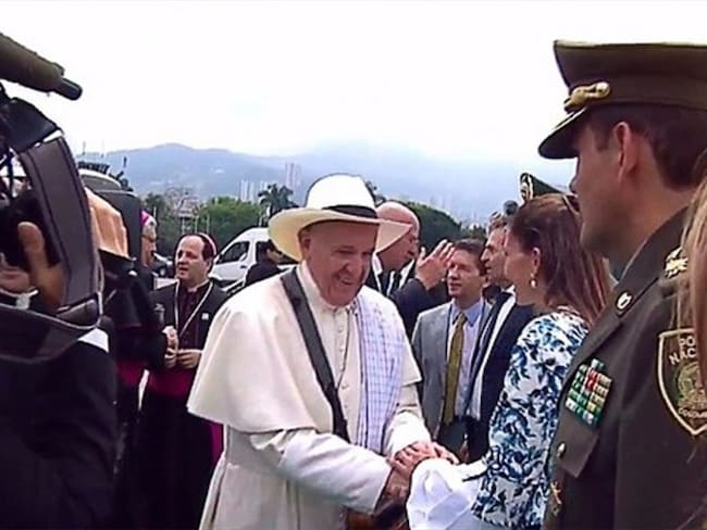 Francisco recibe poncho, carriel y sombrero paisa al llegar a Medellín. Foto: Colprensa