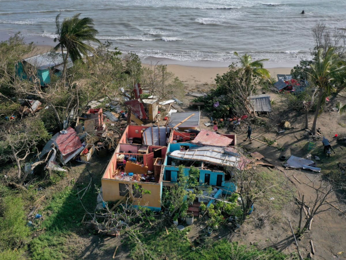 Aumentan a tres los fallecidos por el impacto del huracán Beryl en Jamaica