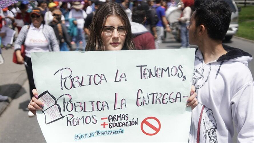Estudiantes protestan en favor de la educación Pública. Foto: Colprensa