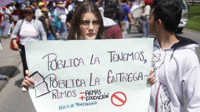 Estudiantes protestan en favor de la educación Pública. Foto: Colprensa