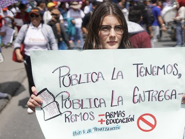 Estudiantes protestan en favor de la educación Pública. Foto: Colprensa