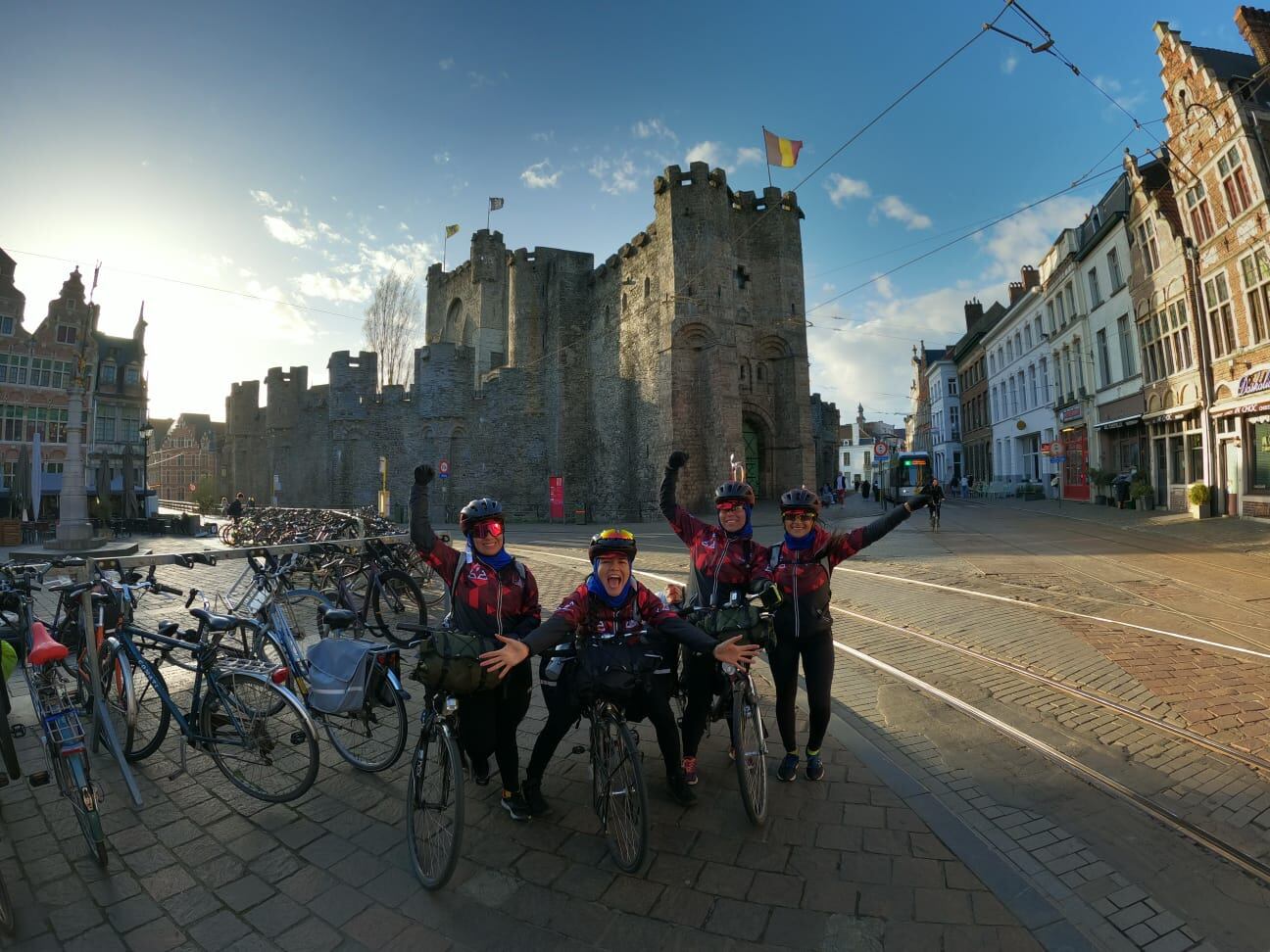 Curvas en Bici. Ciclistas realizaron un viaje de 3.000 kilómetros por Europa. Foto: Cortersía.