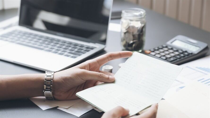 Conozca la manera para descargar el formulario del impuesto por internet. . Foto: Getty Images