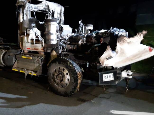 El conductor del tren cañero fue abordado por varios hombres armados quienes lo obligaron a descender del vehículo, y posteriormente le prendieron fuego. Foto:Departamento de Policía Valle