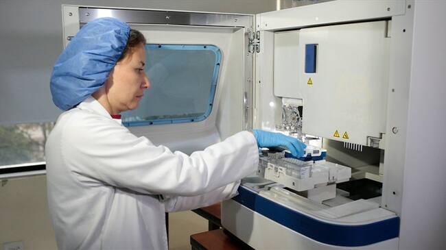 Para mejorar los estándares en las investigaciones criminales en Colombia, se propuso crear un banco de muestras de ADN. Foto: Colprensa - Laboratorio del Instituto de Genética